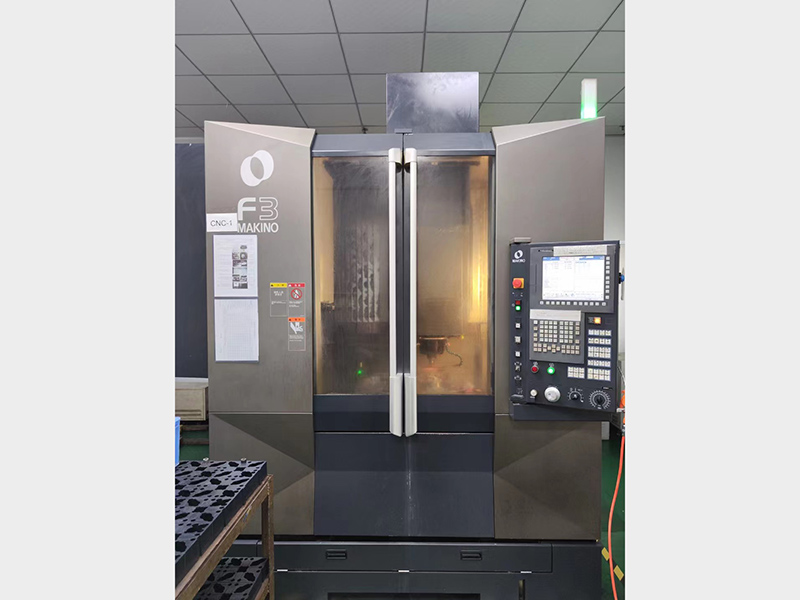 MAKINO F3 CNC